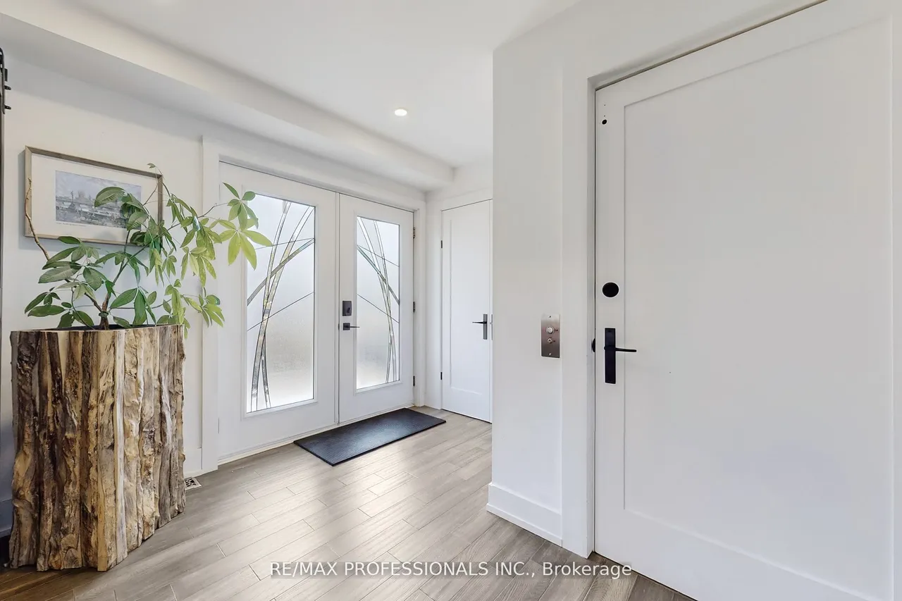 4 Martin Grove Road — photo 3