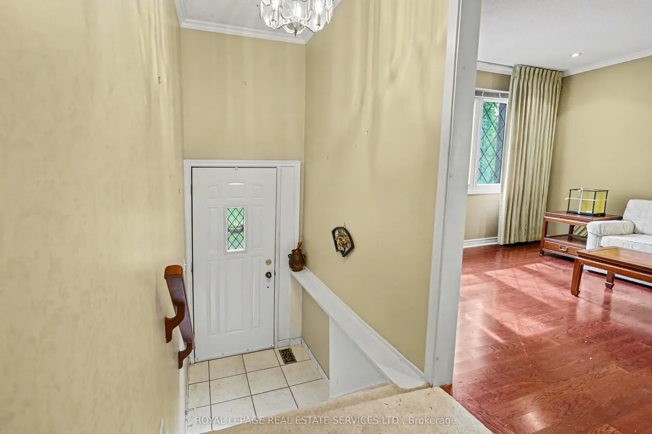 1577 Thompson Street — photo 2