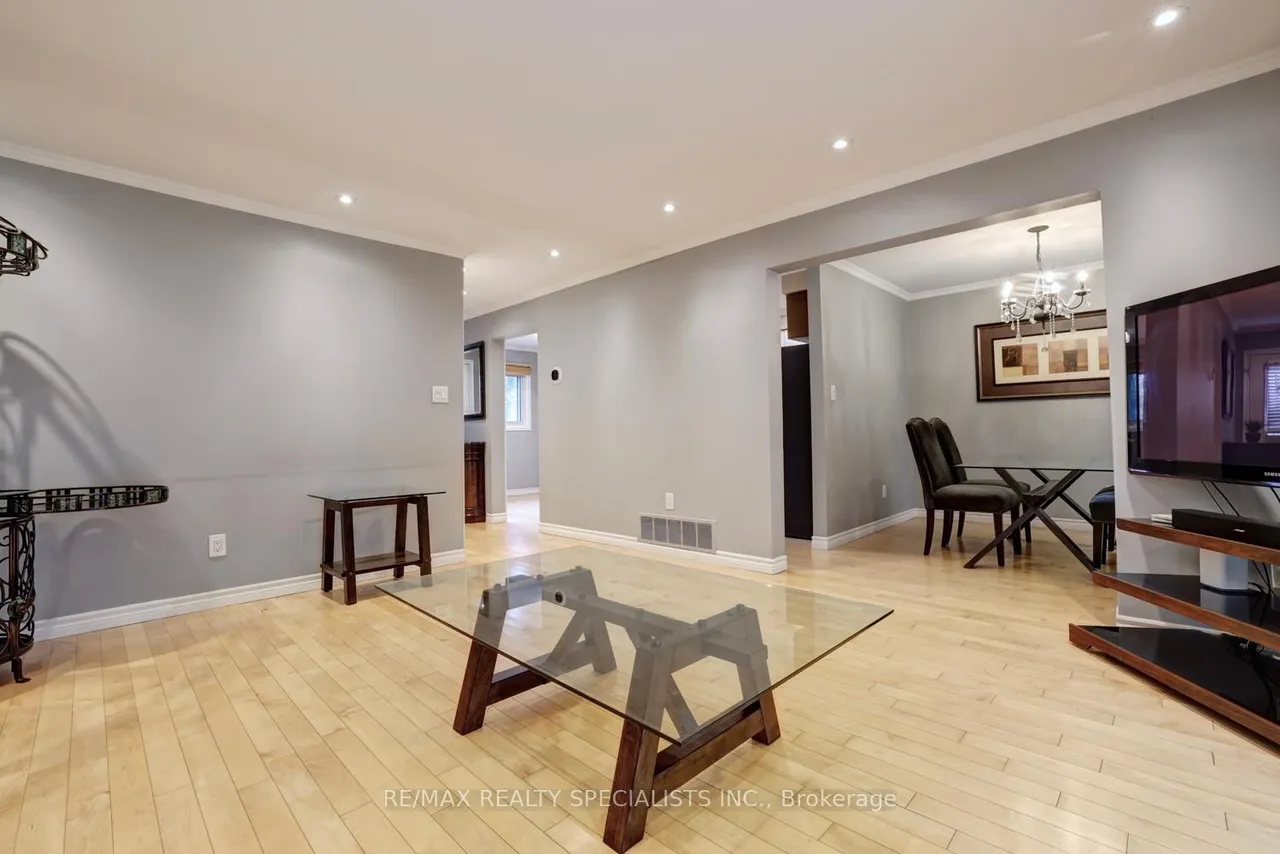 2442 Basswood Crescent — photo 3