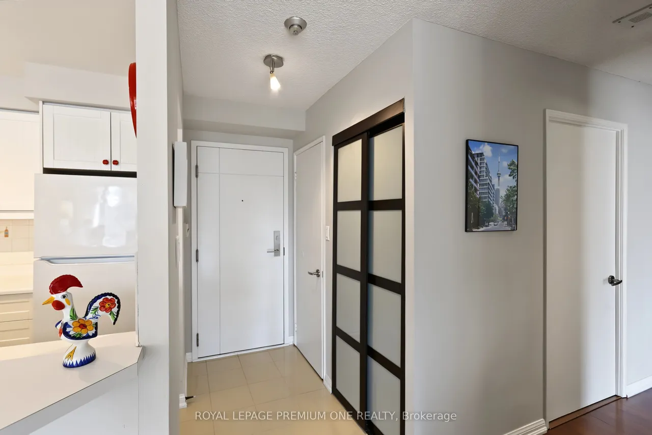 2267 Lake Shore Boulevard — photo 2