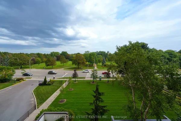 362 The East Mall Drive — photo 2
