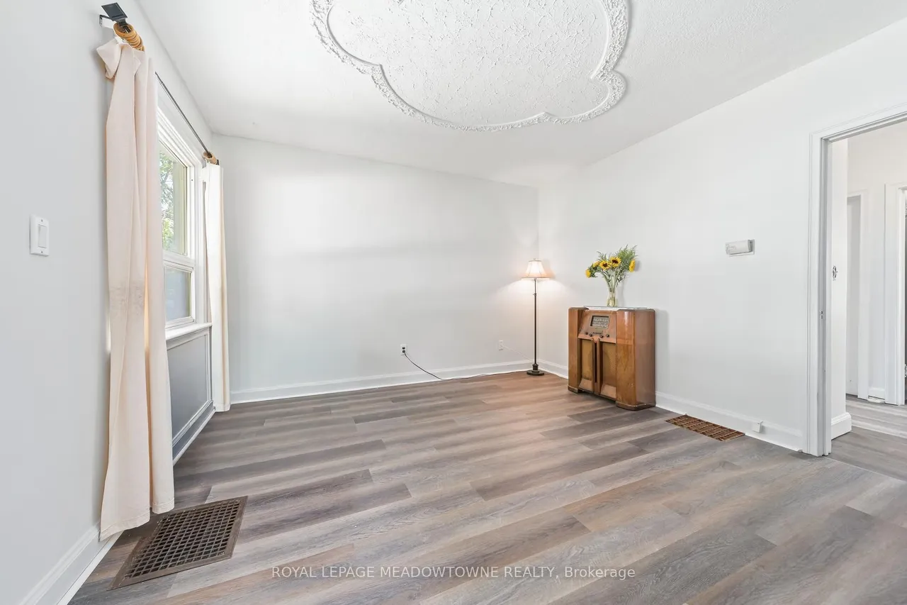 27 Royce Avenue — photo 3