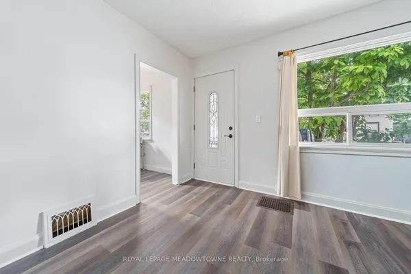 27 Royce Avenue — photo 2