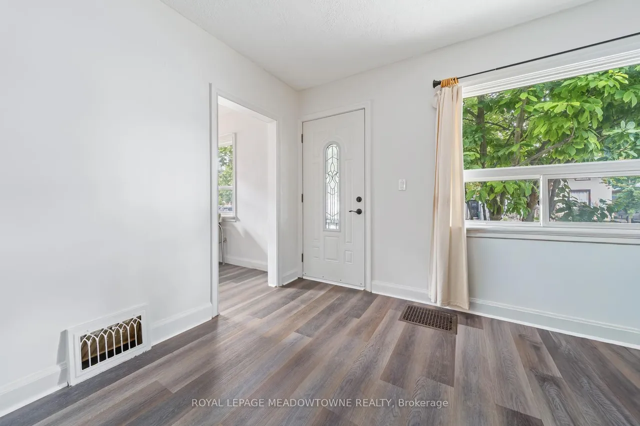 27 Royce Avenue — photo 2