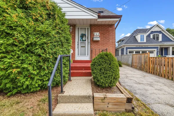 243 Jennings Crescent — photo 2