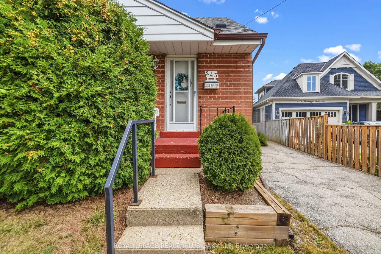243 Jennings Crescent — photo 2