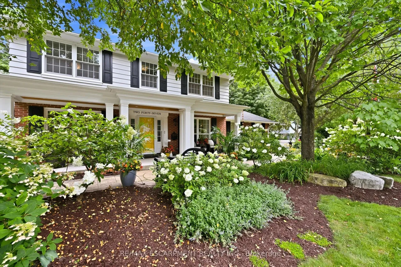 247 Linwood Crescent — photo 3