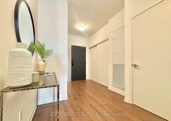 405 Dundas Street W