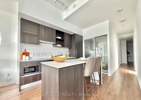 405 Dundas Street W — photo 2