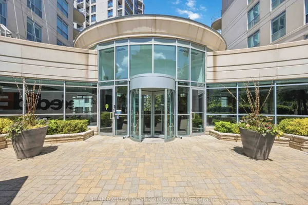 2111 Lake Shore Boulevard W — photo 2
