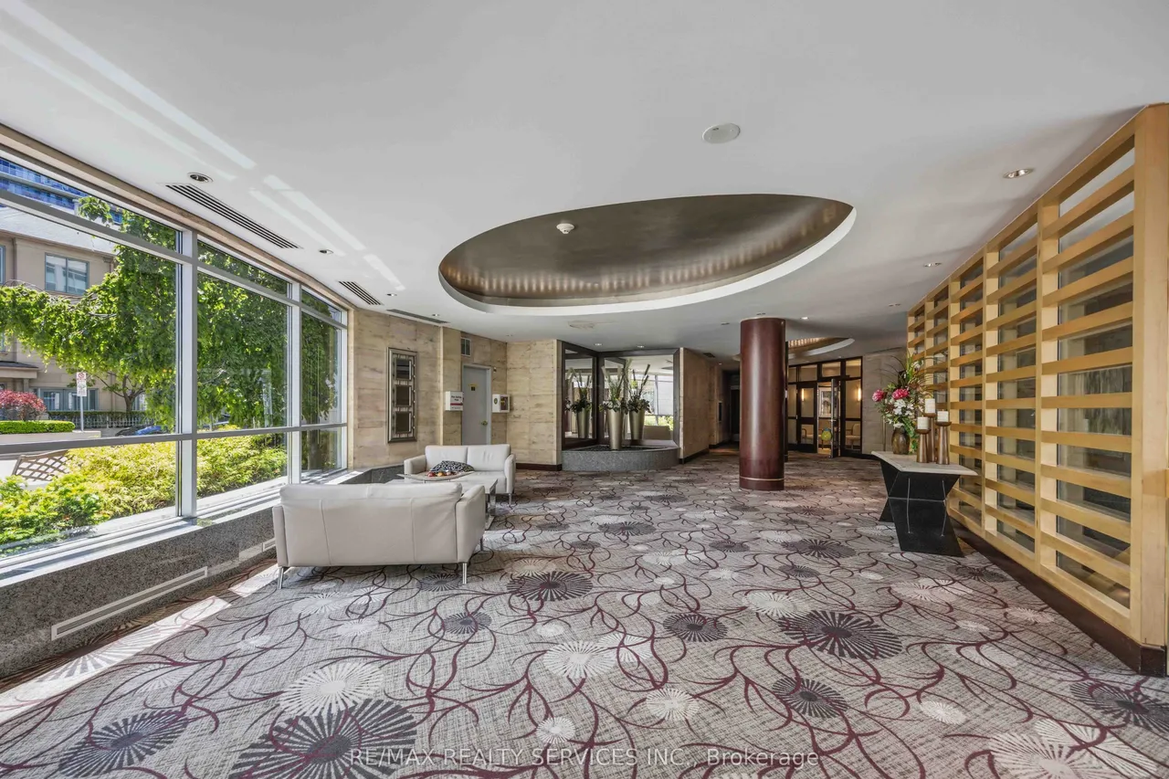 2111 Lake Shore Boulevard W — photo 3