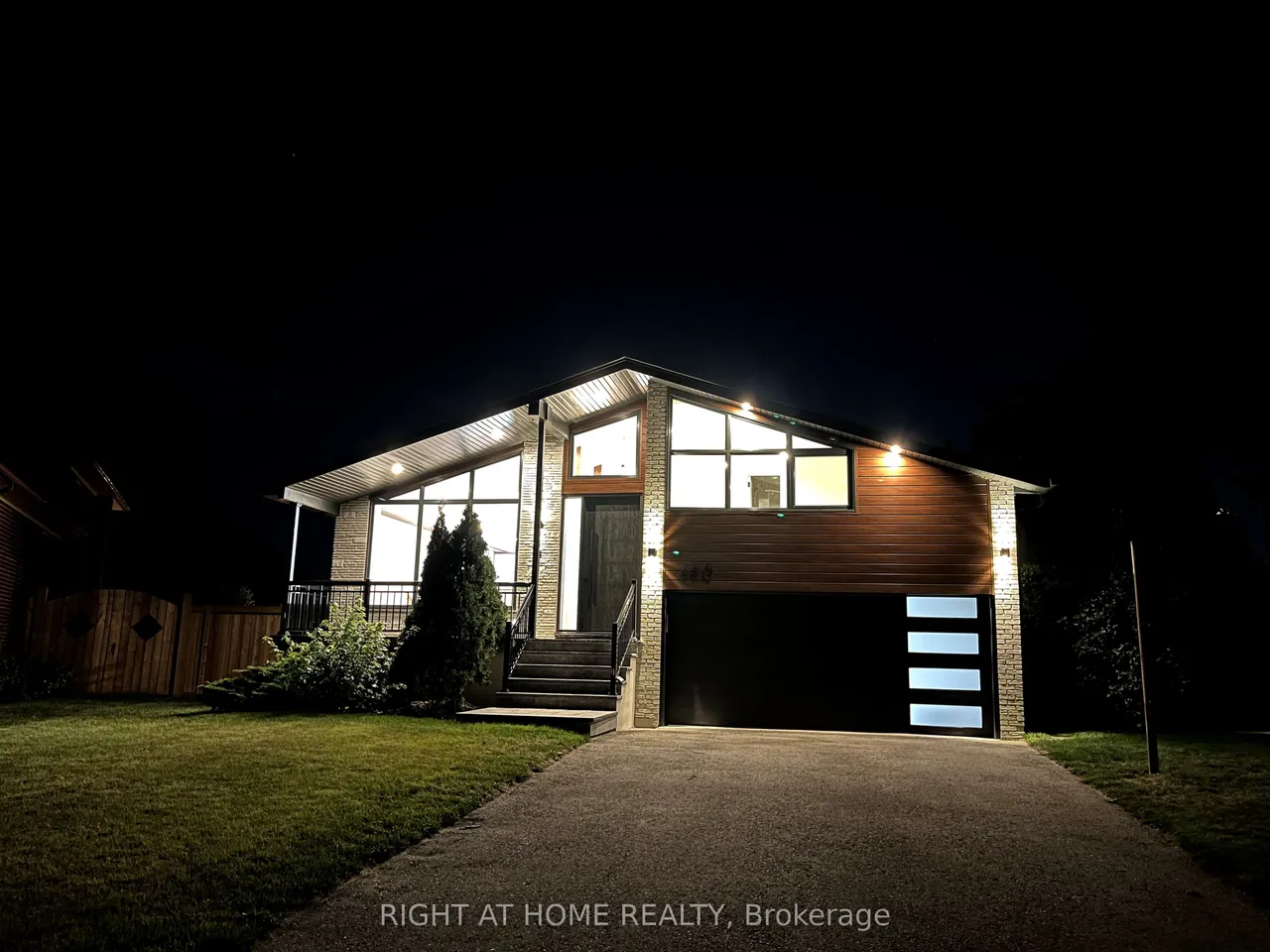 690 Hillman Crescent — photo 37