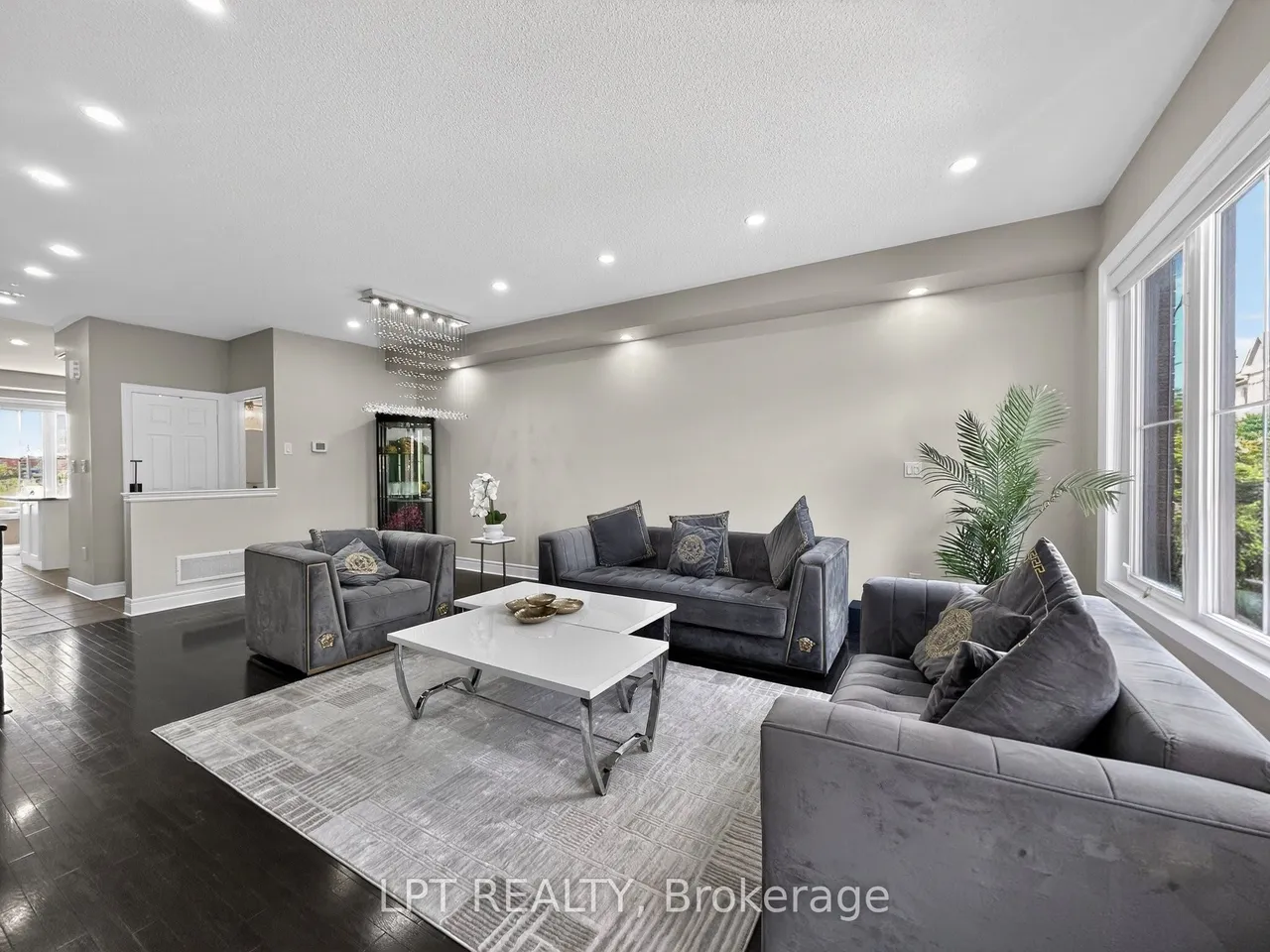44 Cedar Lake Crescent