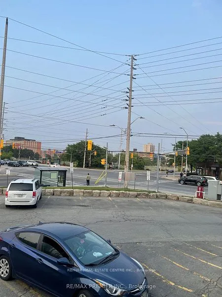 165 DUNDAS Street W