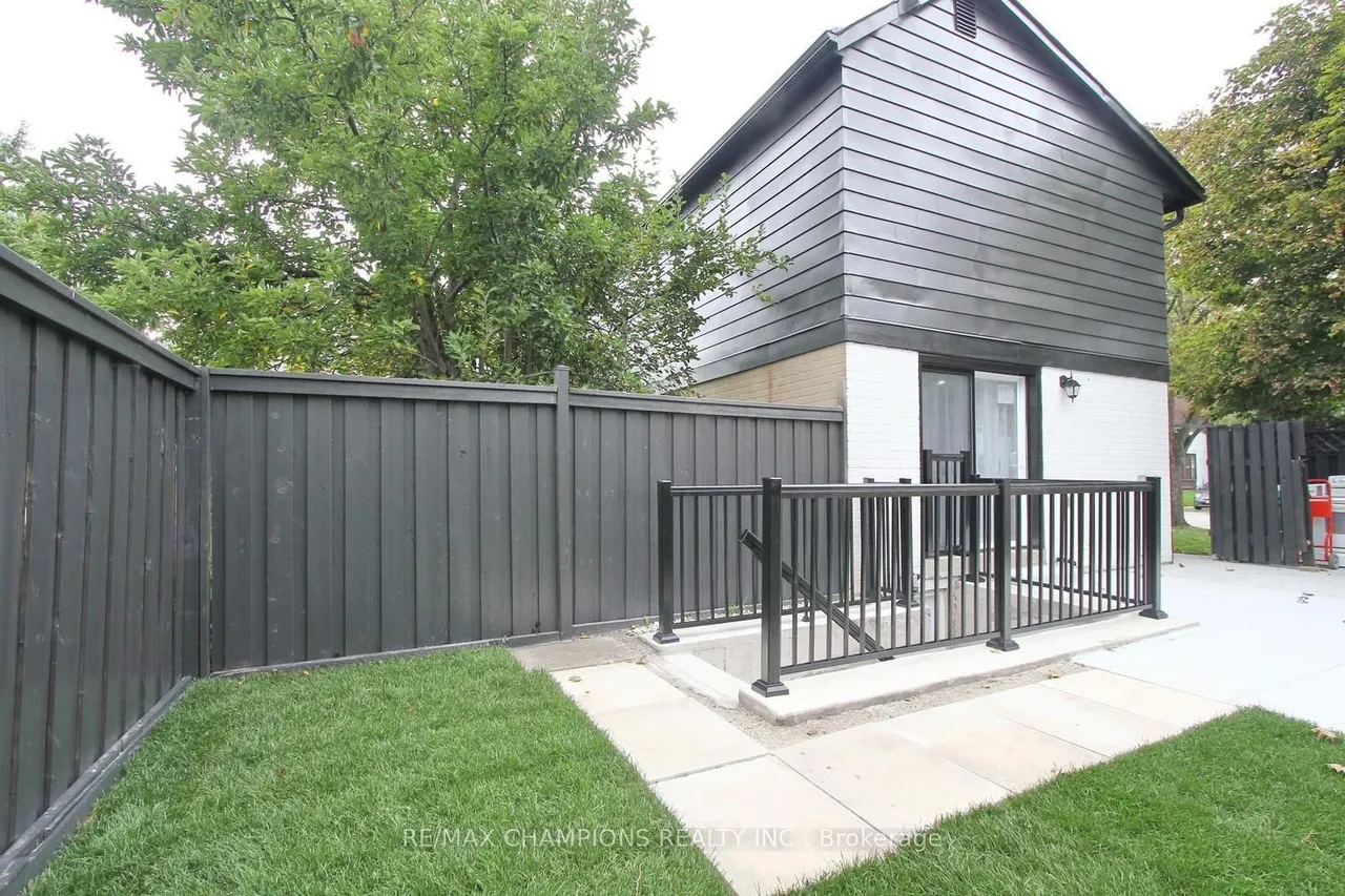 16 Glencairn Square — photo 49