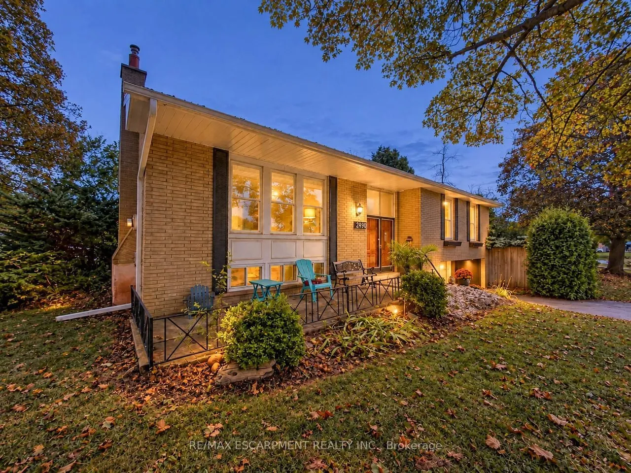 2490 Yarmouth Crescent — photo 35