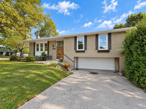 2490 Yarmouth Crescent — photo 2