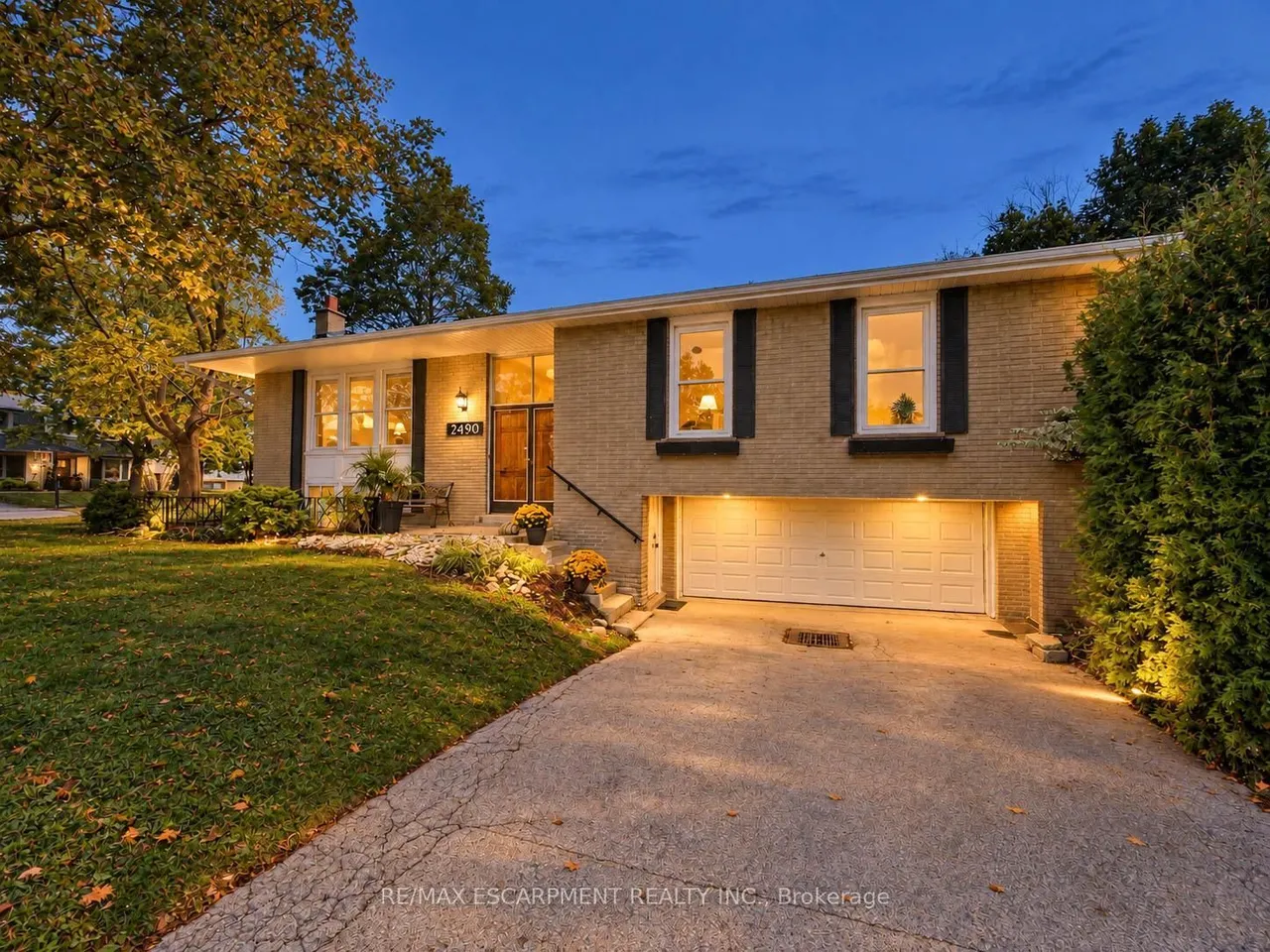 2490 Yarmouth Crescent — photo 34