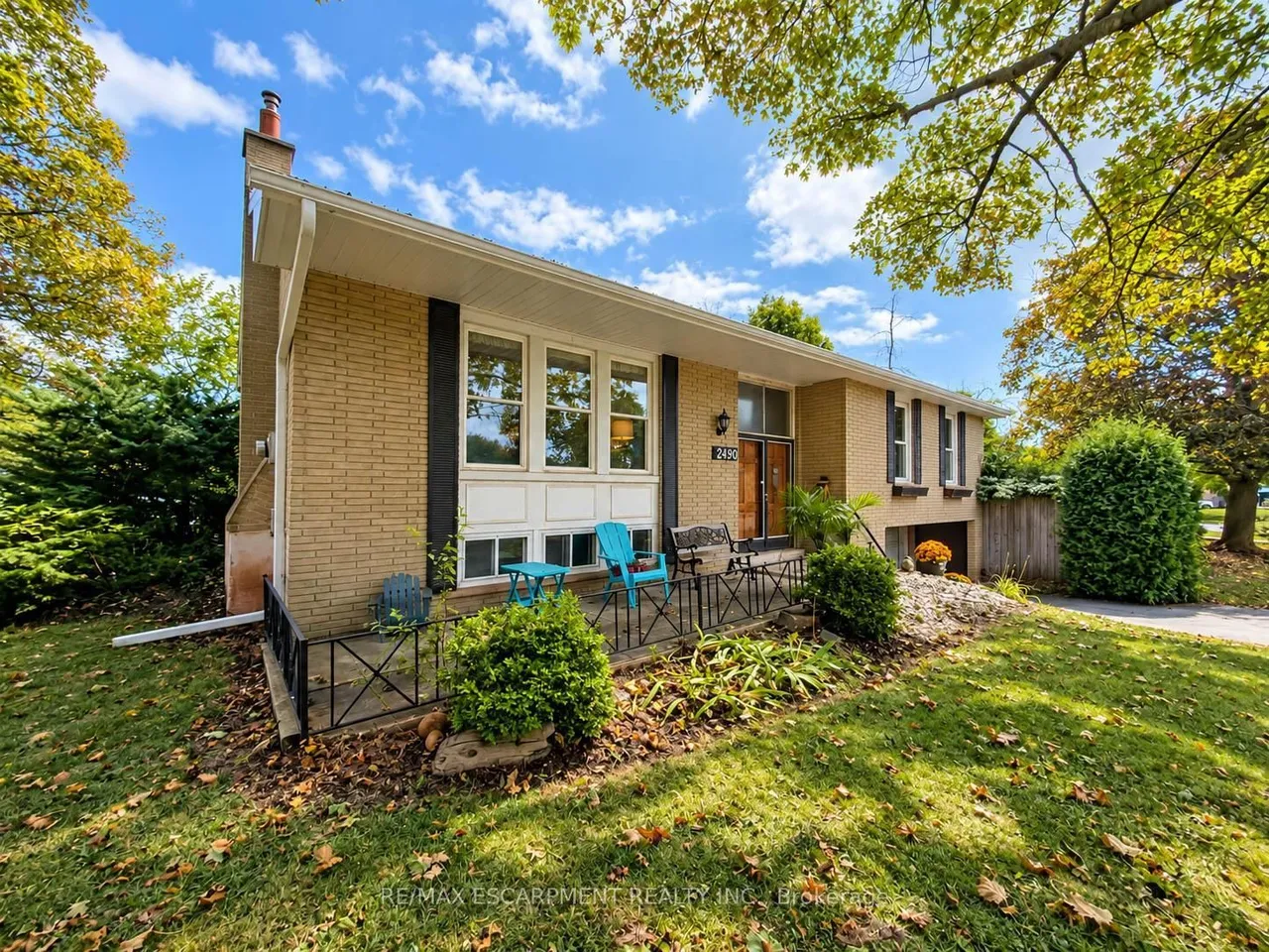 2490 Yarmouth Crescent — photo 3