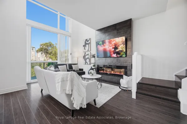 220 Burnhamthorpe Road W