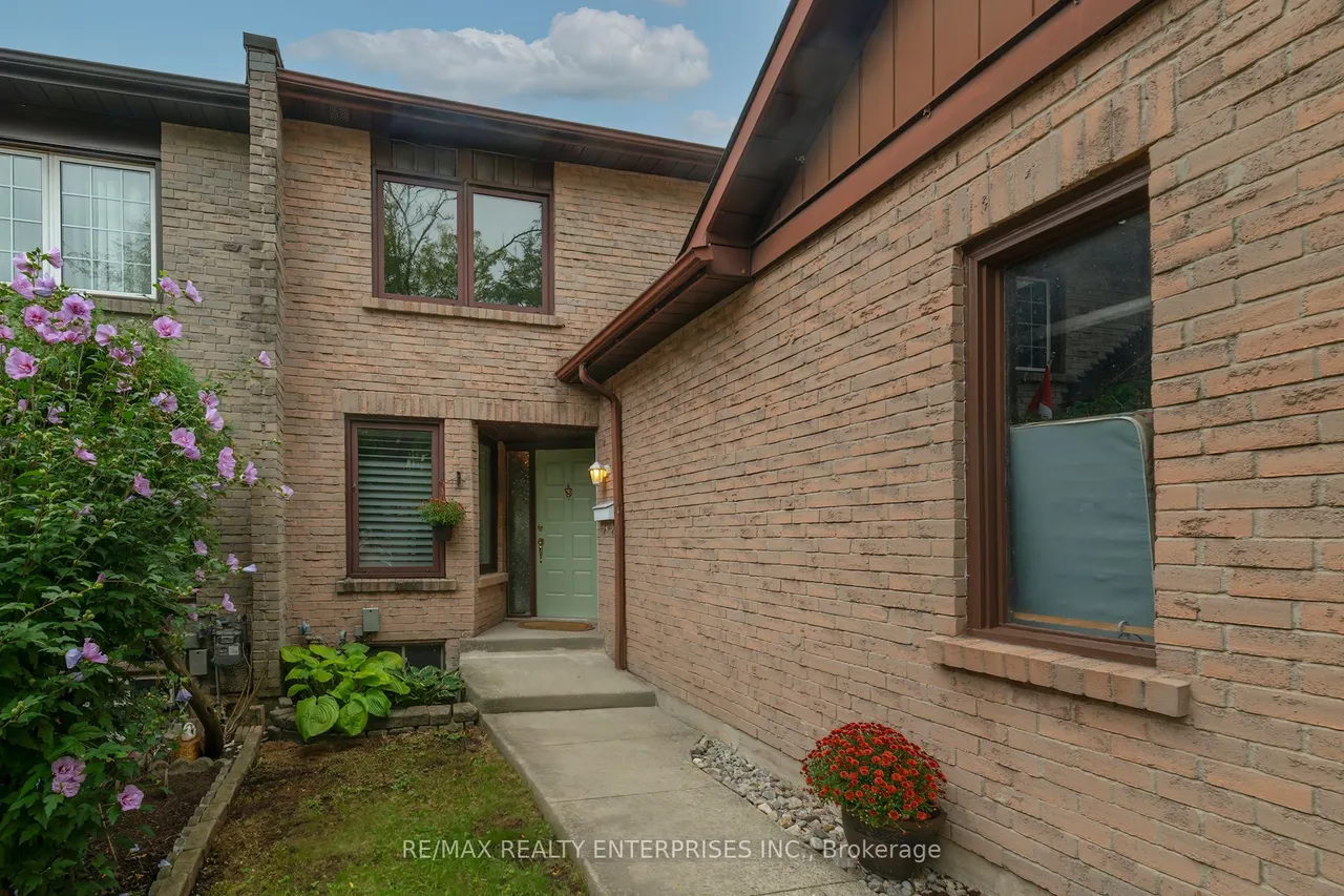1066 Runnymead Crescent — photo 3