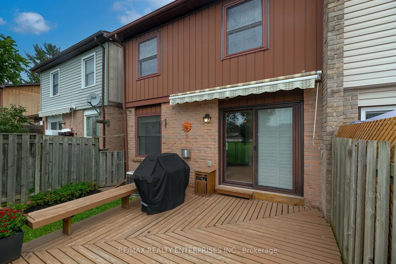1066 Runnymead Crescent — photo 24