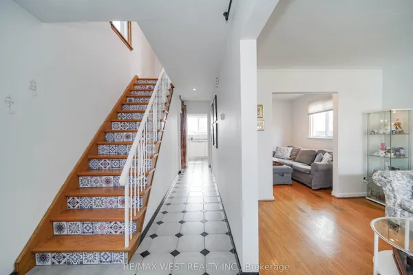 11 Helen Avenue — photo 2