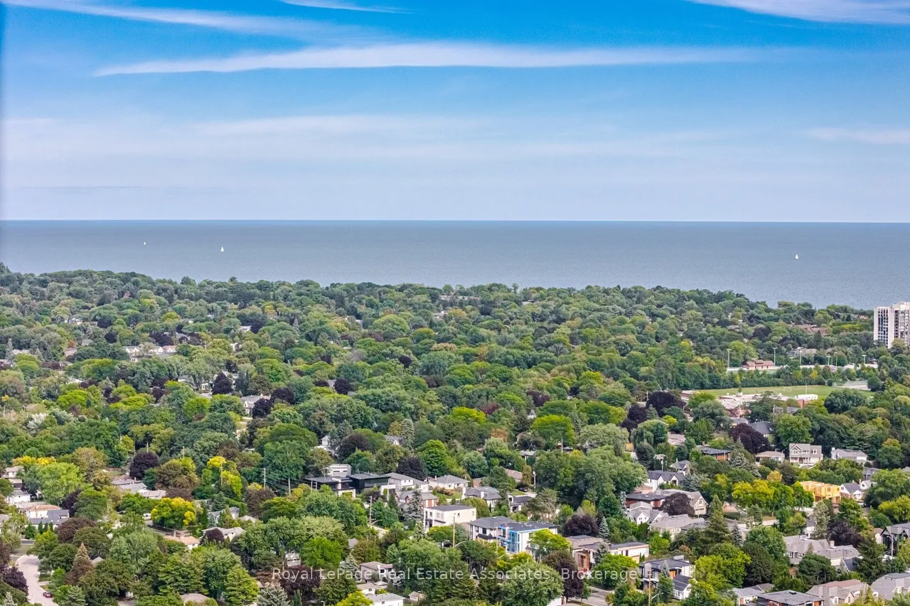 2452 Yarmouth Crescent — photo 46