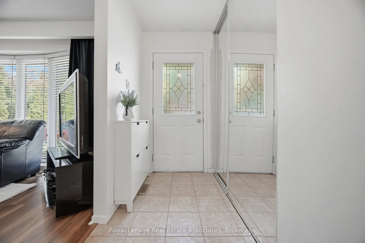 2452 Yarmouth Crescent — photo 3