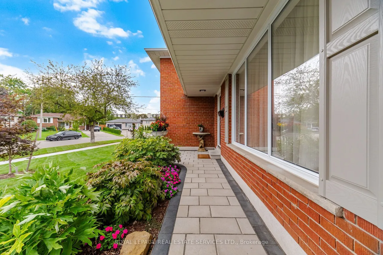 726 Netherton Crescent — photo 3