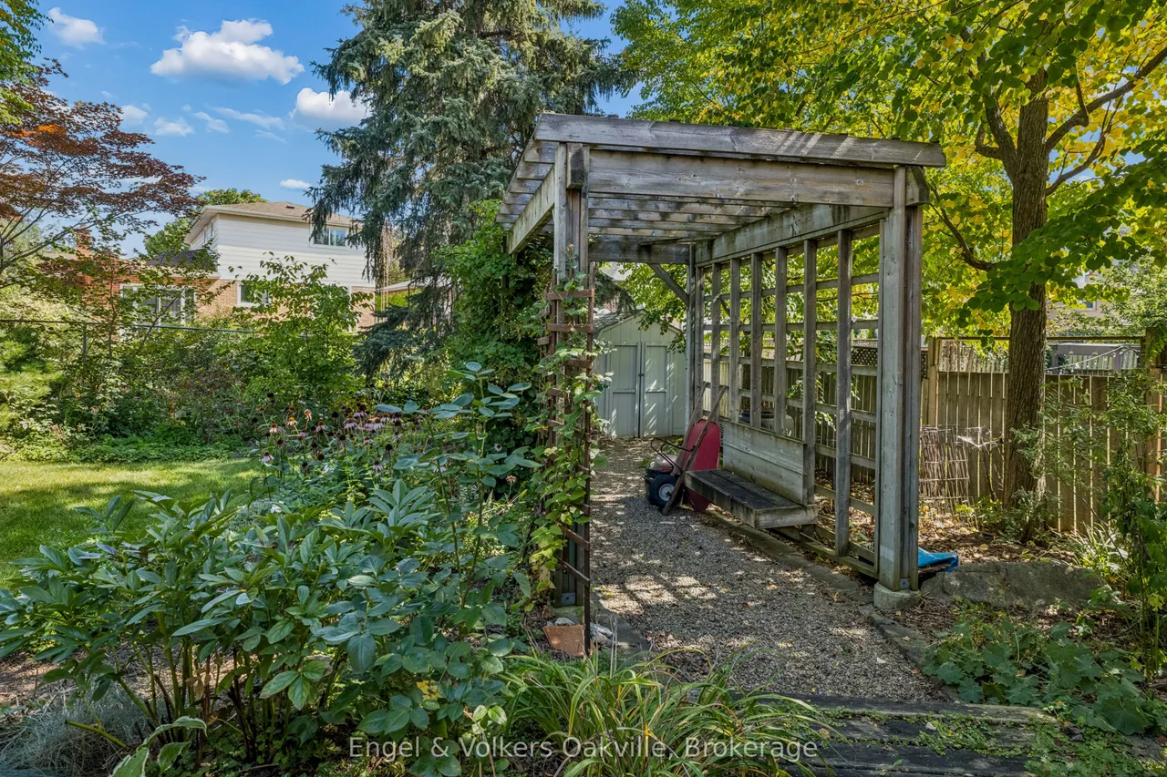 1170 Conyers Crescent — photo 49