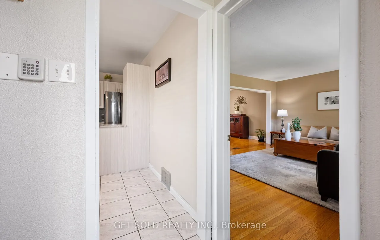 25 Allenby Avenue — photo 3