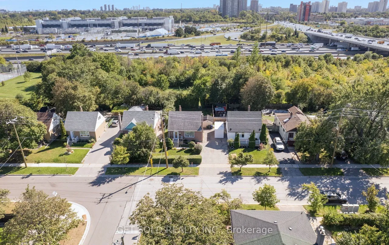 25 Allenby Avenue — photo 49