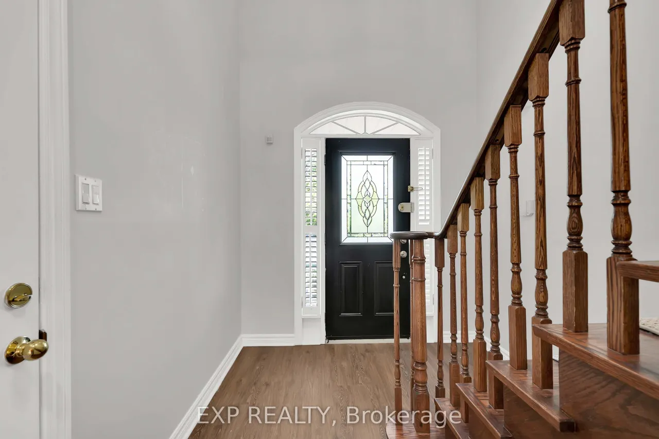 6 Purdy Crescent W — photo 2