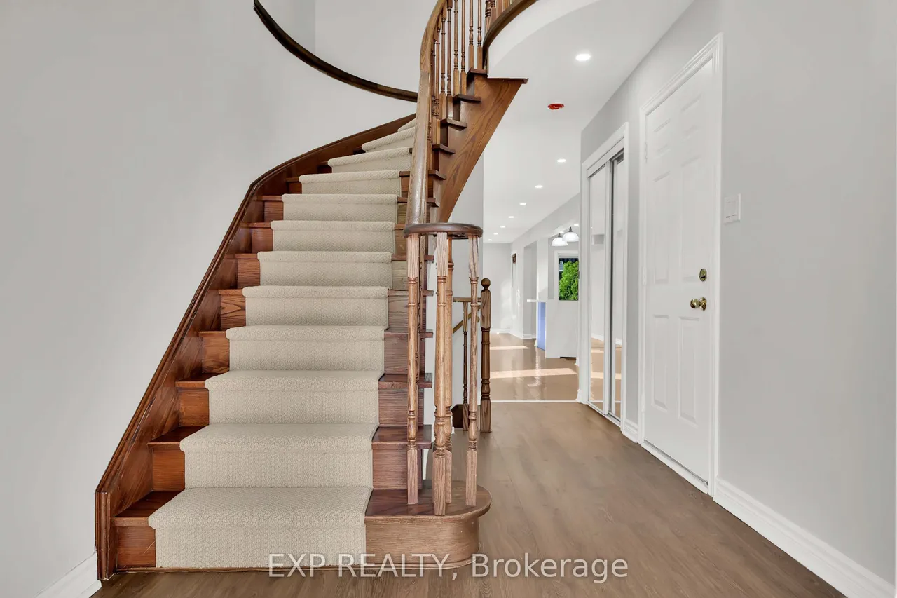 6 Purdy Crescent W — photo 3
