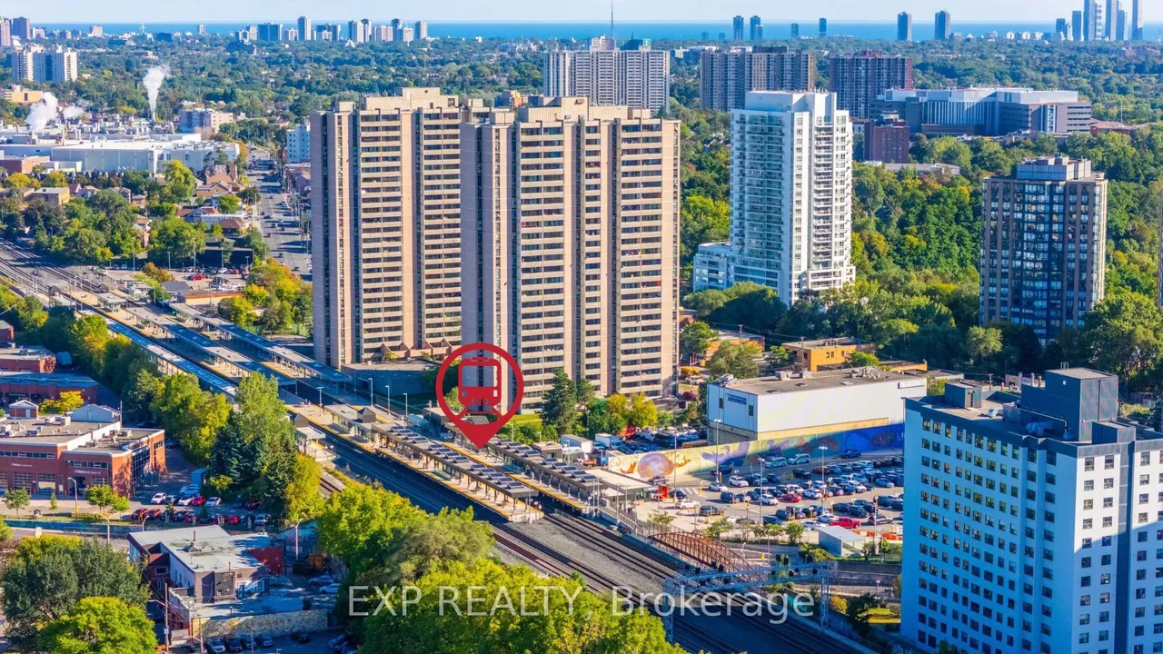 6 Purdy Crescent W — photo 41