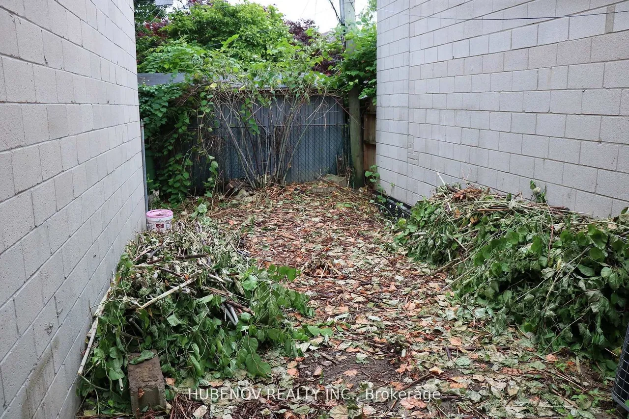 1261 St.Clair Avenue W — photo 34