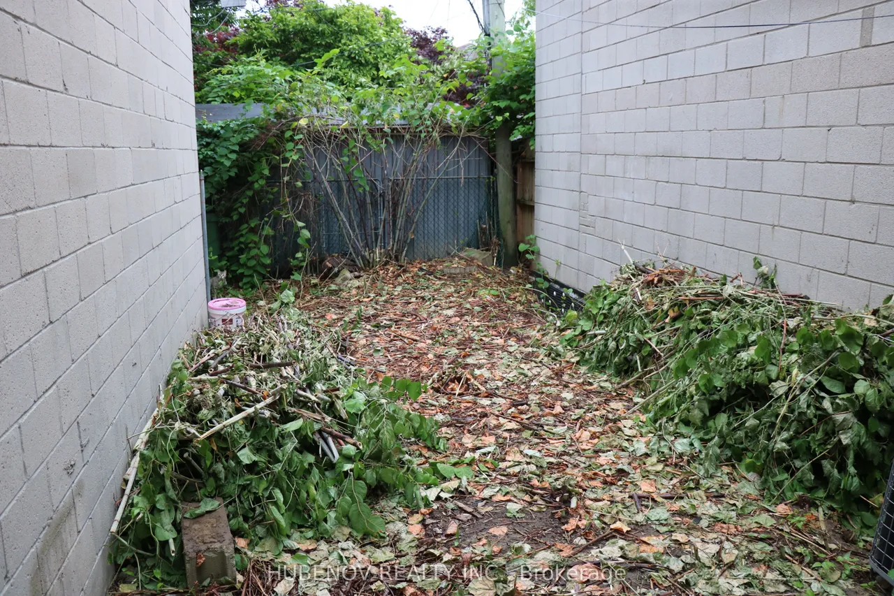 1261 St.Clair Avenue W — photo 35