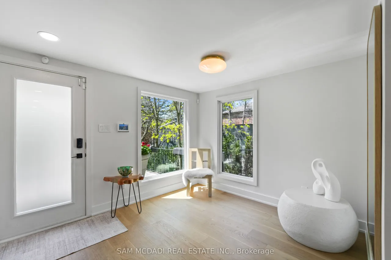 1273 Queen Victoria Avenue — photo 3