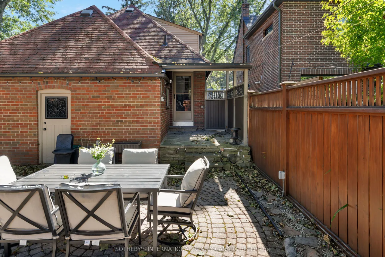 1048 Royal York Road — photo 40