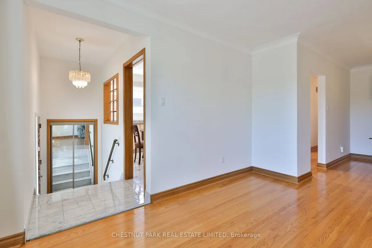 28 Charrington Crescent — photo 3
