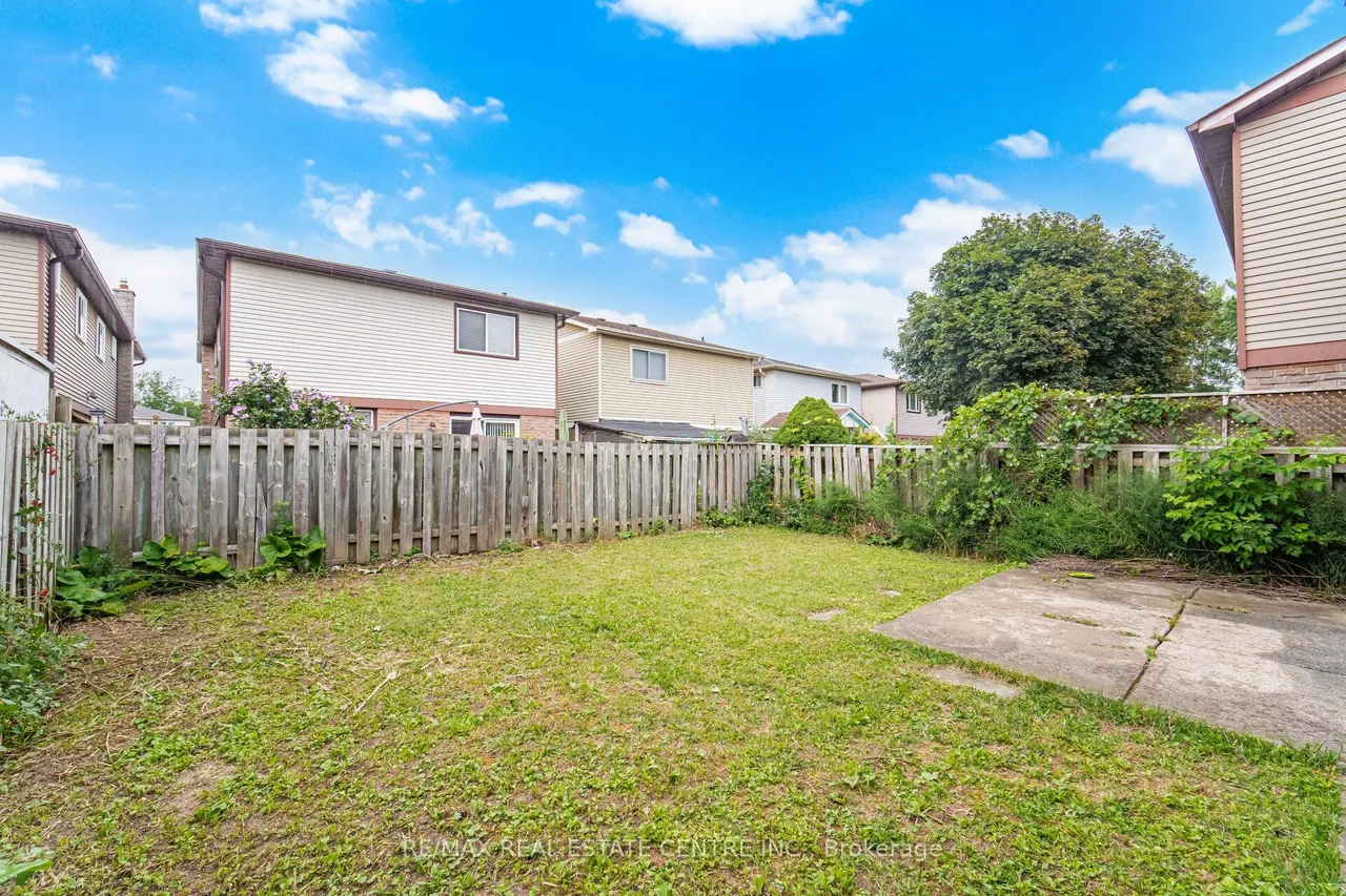 13 Dafoe Crescent — photo 44