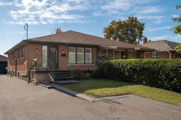 1633 Coram Crescent — photo 2