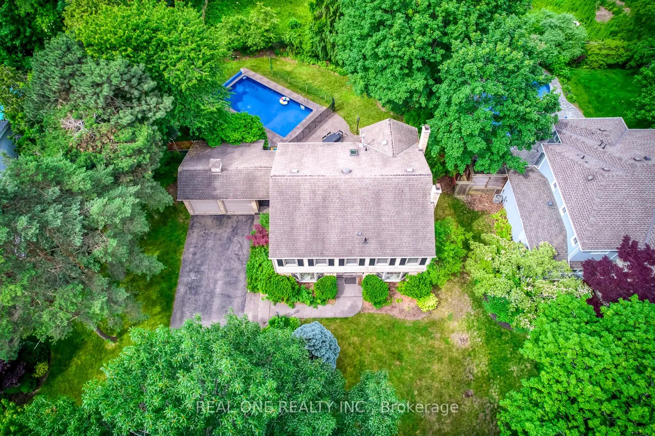 120 Blyth Crescent — photo 2