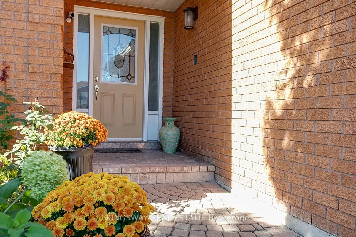 407 Glenashton Drive — photo 3