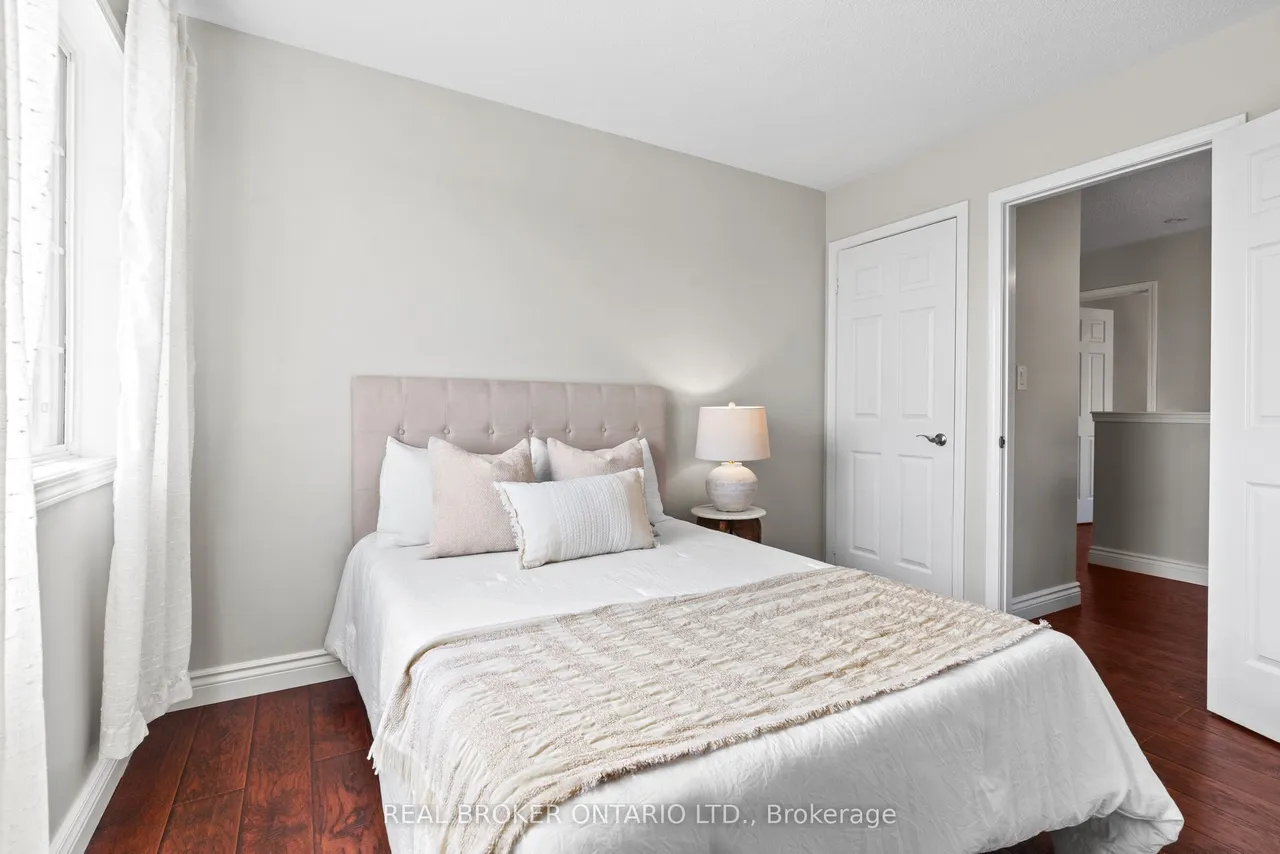 2349 Falkland Crescent — photo 3