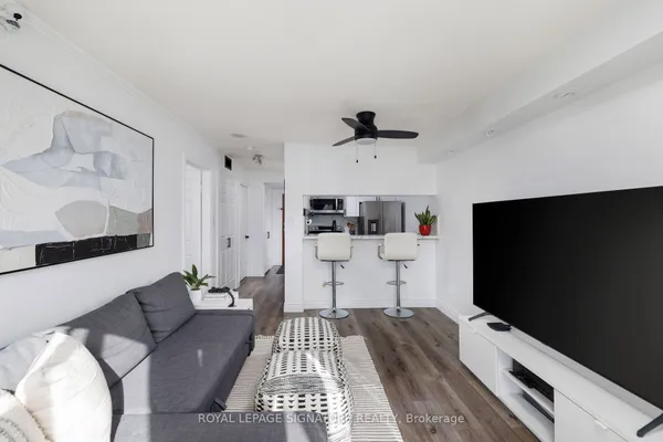 880 Dundas Street W, Unit 909
