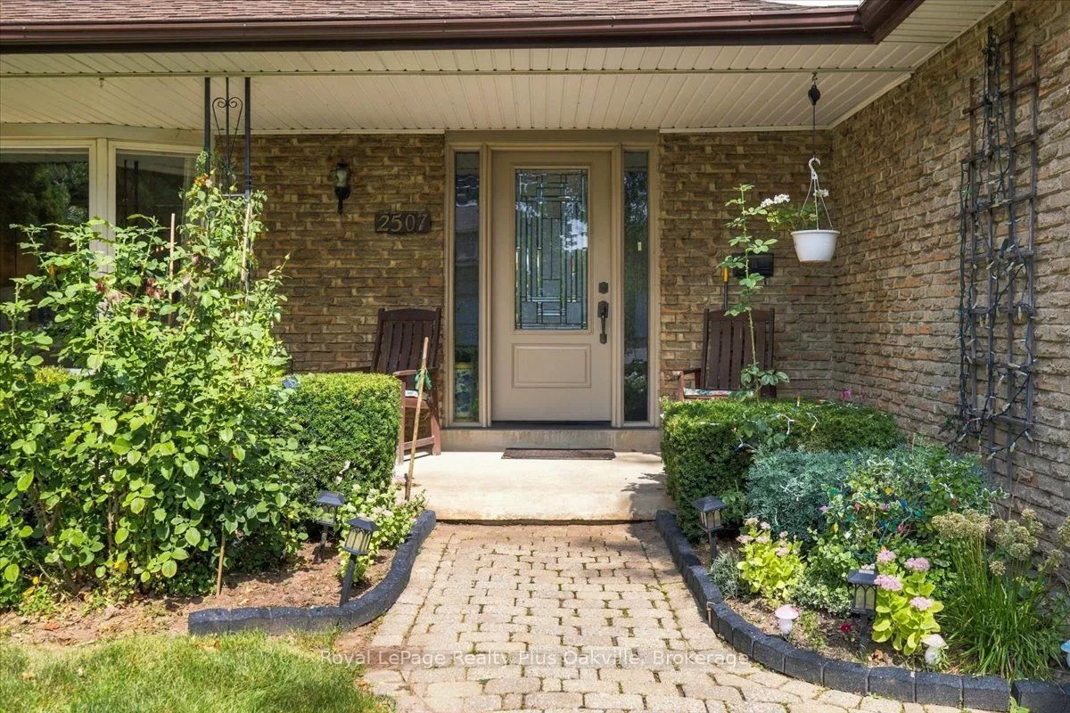 2507 Woburn Crescent — photo 3