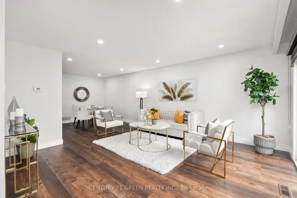 15 Lady Stewart Boulevard — photo 2