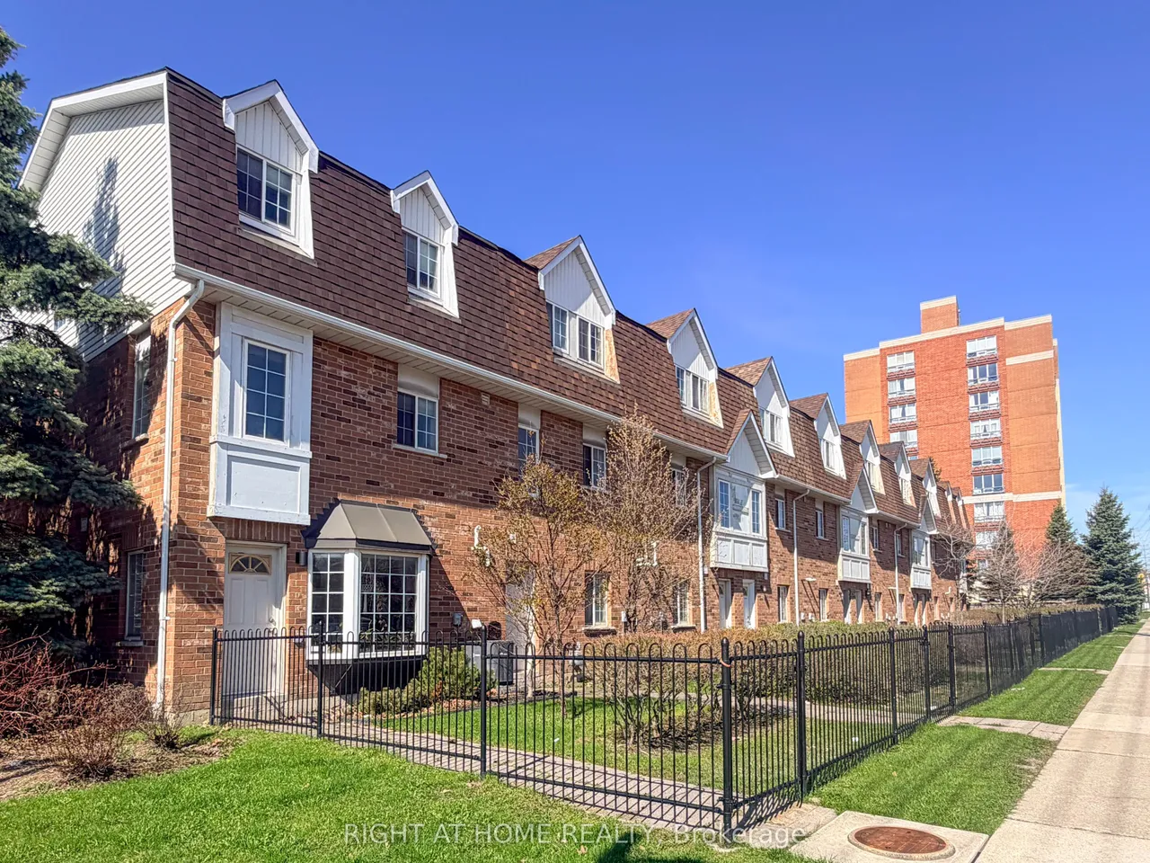 1525 South Parade Court, Unit 28